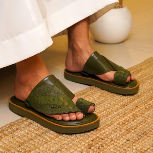 حذاء ساق نعام باللون الزيتي