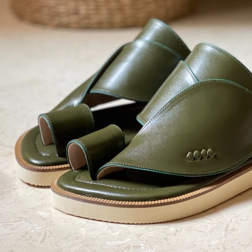 حذاء شرقي كلاسيكي (زيتي)