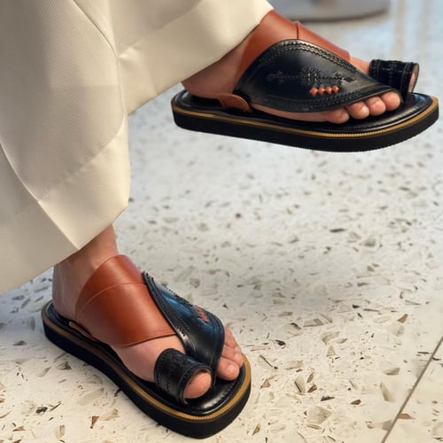 حذاء شرقي مطرز (اسود/جملي)