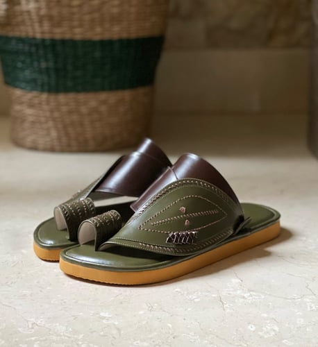 حذاء شرقي مطرز زيتي وبني (T11)