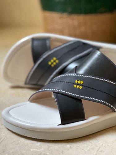 حذاء شرقي مطرز (T4)