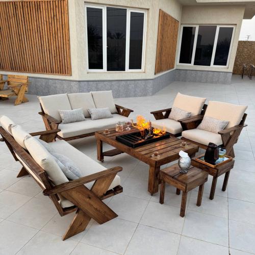 كراسي وجلسة خارجية خشب بطاولة جذيـل للفحم والحطب