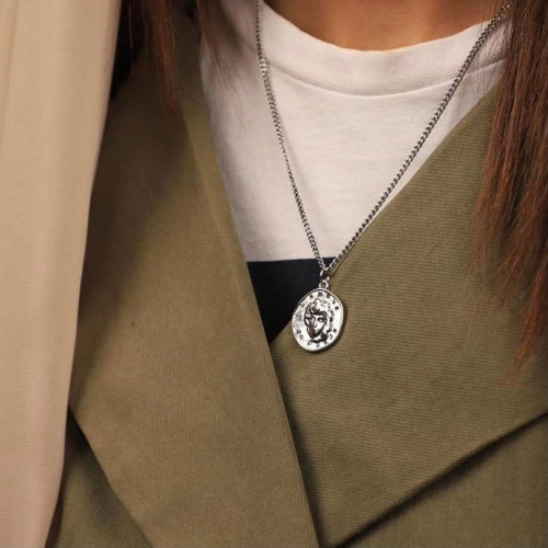 قلادة كلاسيكية شكل عمله لون فضي من فوندو