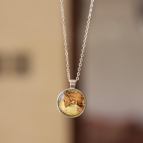 عقد برسمة خريطة العالم لون فضي