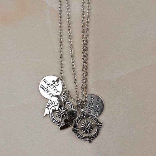 قلادتين فضيتين شكل البوصله مع كتابه لون فضي