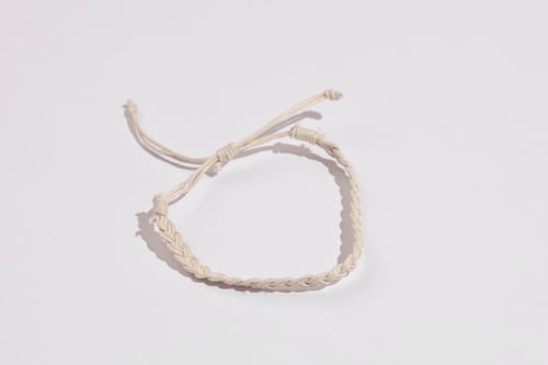 سوار خيط رمادي