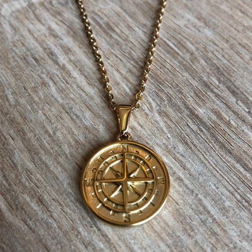 عقد بوصلة باللون الذهبي و الفضي