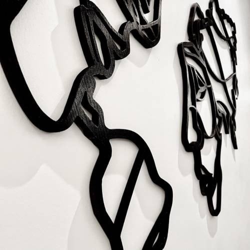 جدارية العالم بشكل وجه انسان لون اسود