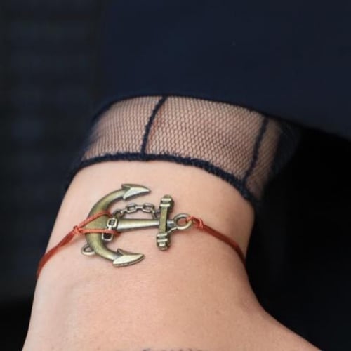 سوارة بشكل المرساة وخيط نحيف باللون البرتقالي من ف...