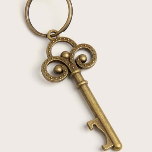 ميدالية مفاتيح شكل مفتاح لون نحاسي