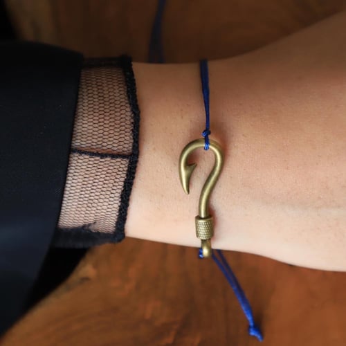 سوارة بشكل السناره وخيط نحيف باللون الازرق من فوند...