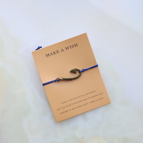 سوارة بشكل الطعم وخيط نحيف باللون الازرق من فوندو