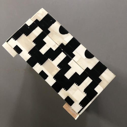 علبة خشبية مزينة بالصدف ( اسود و بيج ) لم يجتاز ال...