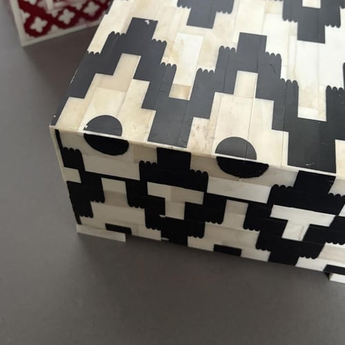 علبة خشبية مزينة بالصدف ( اسود و بيج ) لم يجتاز ال...