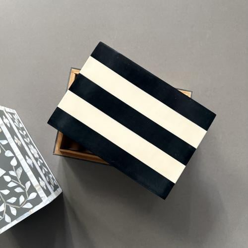 علبة خشبية مزينة بالصدف ( تصميم مخطط )