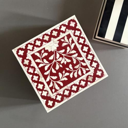 علبة خشبية مزينة بالصدف ( أحمر )