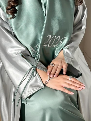 عبايات تخرج 2026 قماش حرير لماع لون تيفاني