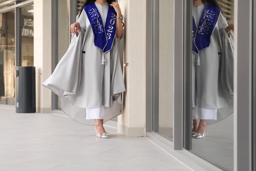 عبايات تخرج البشت 2026 مع وشاح وقبعه تفصيل حسب الط...