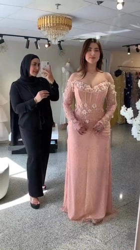 فستان ملكه قماش دانتيل مع تفته استرتش