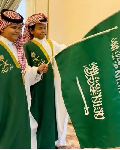 بشت اليوم الوطني بالاسم حسب الطلب +الرايه الوطنيه