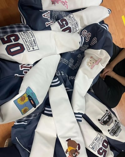 جاكيت خرج بالاسم وعام التخرج جاكيت سنيور 2026