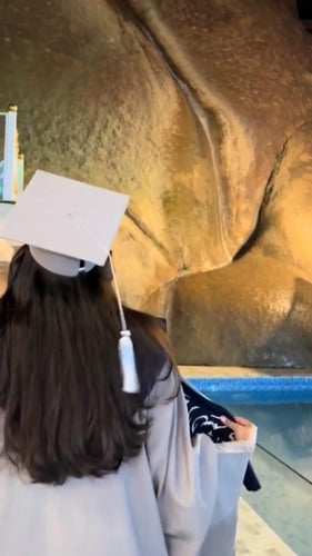 عباية تخرج 2026 بالاسم والعبارة وسنة التخرج وشعار...