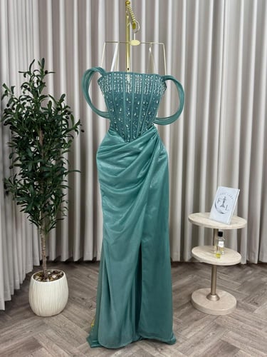 فستان سهرة قماش لماع وتطريز يدوي