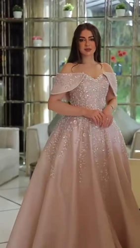 فستان نسائي وردي خرزات شغل يدوي