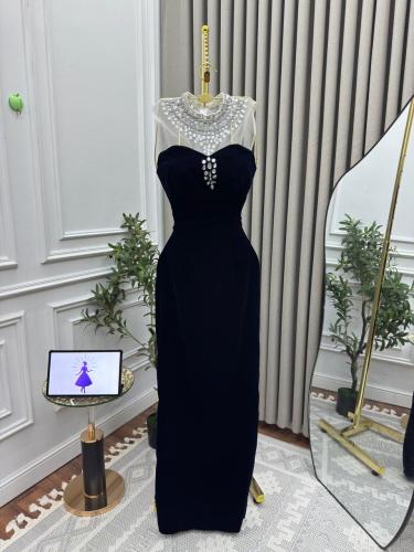 فستان سهرة مخمل + تل بتطريز كرستال راقي