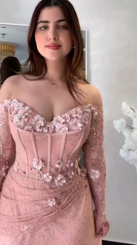 فستان ملكه قماش دانتيل مع تفته استرتش