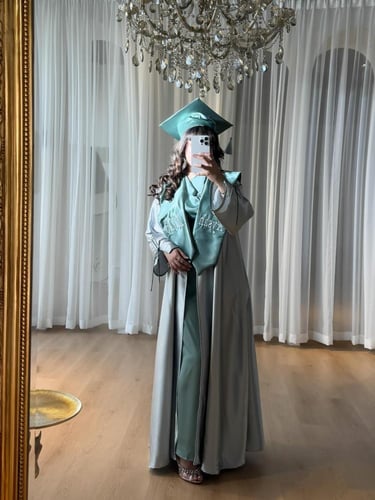 عبايات تخرج 2026 قماش حرير لماع لون تيفاني