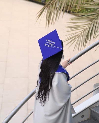 عبايات تخرج البشت 2026 مع وشاح وقبعه تفصيل حسب الط...