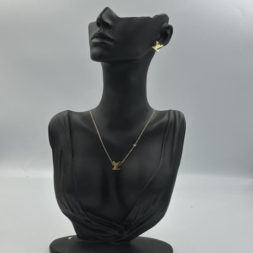 سلسال مع حلق لويس فيتون