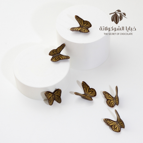 ديكور الفراشة بانحنائه - بني