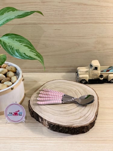 ملاعق أكل وردية