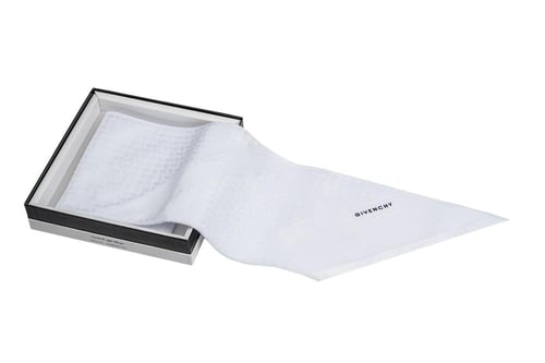 شماغ جيفنشي الابيض كلاسيك 2026