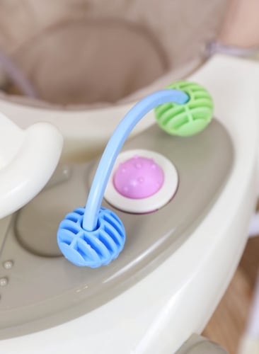 مشاية أطفال بمقعد ناعم مبطن وقابل للطي