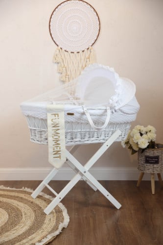 مهد مواليد (سلة موسى) + قاعدة لون ابيض