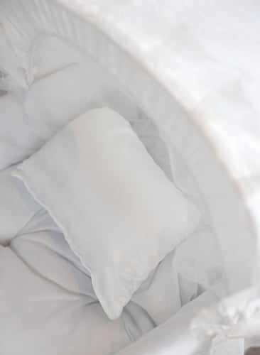 مهد مواليد (سلة موسى) ابيض + قاعدة خشبي