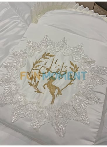 طقم مفرش نفاس ناعمة ومتكاملة-تطريز بذهبي (طفلي)