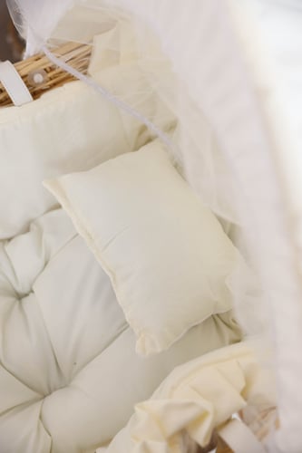 مهد مواليد (سلة موسى) + قاعدة لون خشبي