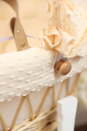 مهد مواليد (سلة موسى) لون بيج + قاعدة