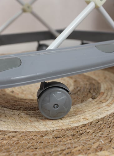 مشاية أطفال بمقعد ناعم مبطن وقابل للطي