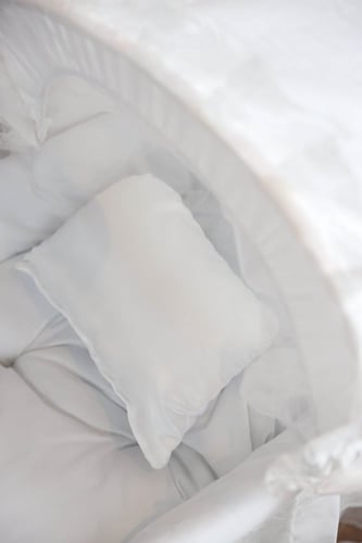 مهد مواليد (سلة موسى) لون ابيض + قاعدة خشبي