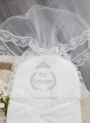 مدس مواليد مزين بالدانتيل مع تطريز