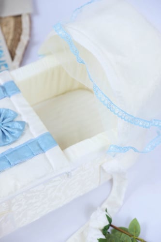 سرير مولود مبطن محمول-ابيض/ازرق