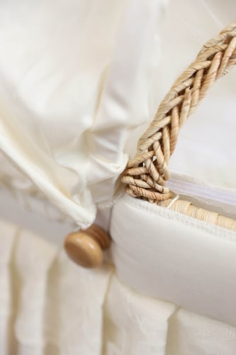 مهد مواليد (سلة موسى) لون سكري + قاعدة