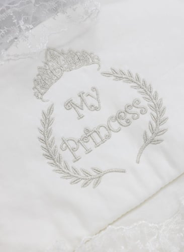 مدس مواليد مزين بالدانتيل مع تطريز