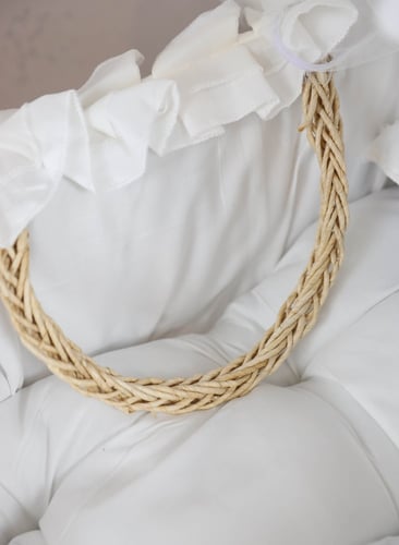 مهد مواليد (سلة موسى) + قاعدة لون خشبي