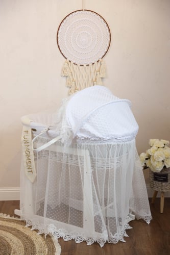 مهد مواليد (سلة موسى) + قاعدة لون ابيض